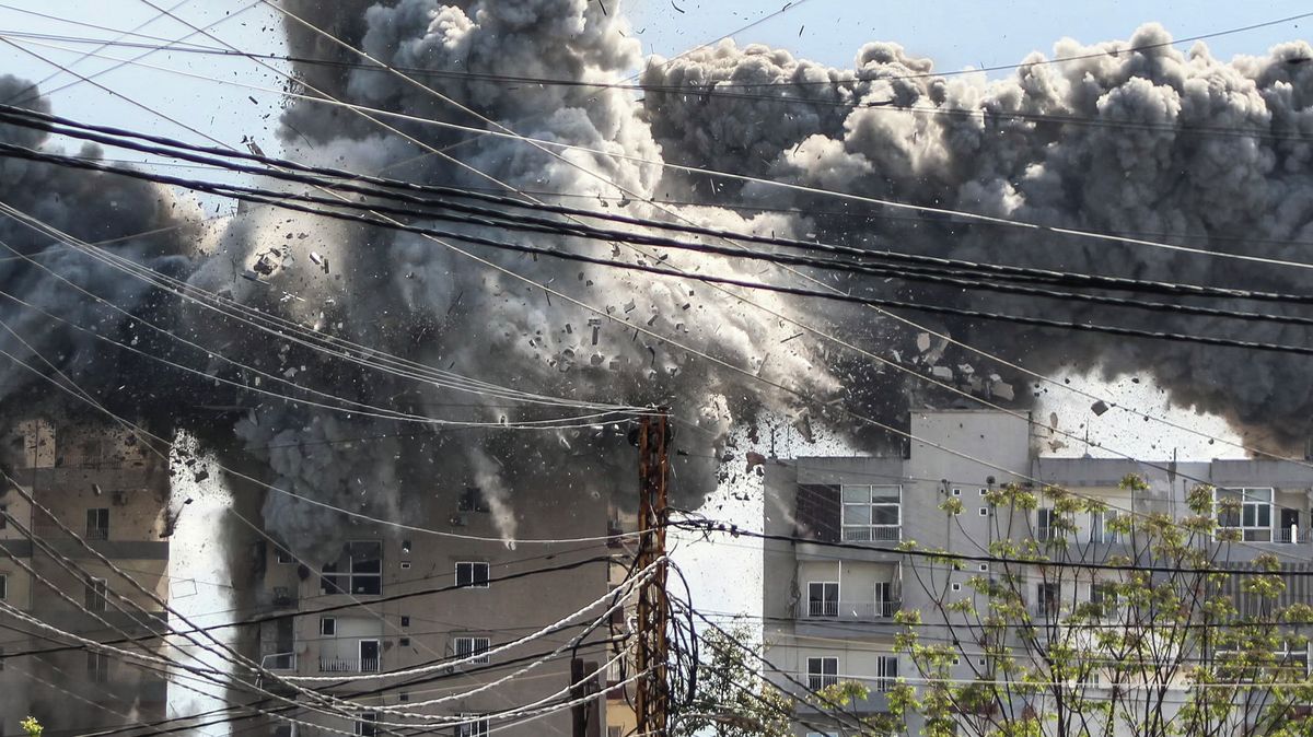 Fotky ukazují, že na jedné frontě se bojuje i po Trumpově příměří s Íránem