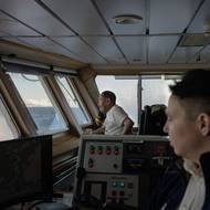 Sarfaq Ittuk mohl vyplout už v polovině února. „Letošní led vytvořil pouze tenkou vrstvu,“ uvedl kapitán Jens Peter Berthelsen, který upíral pohled k obzoru a snažil se odhalit podvodní ledovce. (Členové posádky trajektu Sarfaq Ittuk, 14. března.)