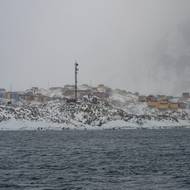Podle Dánského meteorologického ústavu zaznamenalo západní pobřeží Grónska nejteplejší leden v historii, s teplotami až o 11 °C vyššími než obvykle. (Pohled z trajektu na město Sisimiut, 14. března 2026.)