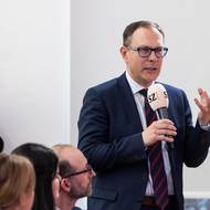 Otázek z publika se ujmul i profesor Karlovy univerzity Jan Kysela. Ptal se na problematiku polarizace společnosti a co bychom s ní měli dělat. Podle prezidenta Pavla už tradiční dělení na levici a pravici neplatí a společnost se štěpí spíše podle vztahu k liberalismu a autoritářství.