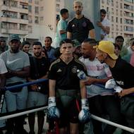 Oceněný fotograf, jehož rodiče jsou kambodžští uprchlíci, dokumentuje životy svých přátel a rodiny a zachycuje v nich, jak jsou komunita a solidarita nejvýraznějším znakem jejich identity.

(Mehdi, jenž pochází ze sídliště Bosquets v Montfermeilu, se účastní pouličního zápasu pořádaného místní iniciativou, která propaguje box jako prostředek k potlačení násilí. 27. července 2024 v Marseille.)