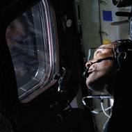 „Běhal mi z toho mráz po zádech a potily se mi ruce,“ popsal Wiseman zážitky z průletu kolem Měsíce či pohledu na rodnou planetu mizející za jeho odvrácenou stranou. (Victor Glover během přeletu kolem Měsíce, 6. dubna.)