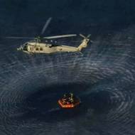 Jeden po druhém pak byli astronauti přepraveni vrtulníky na americkou válečnou loď USS John P. Murtha, kde je čekají lékařské prohlídky. Každému by měl být vyšetřen puls, krevní tlak, mozkové a nervové reakce a rovnovážný systém, uvedl server BBC. Podle NASA by posádka měla strávit noc na palubě lodi a dnes bude převezena do Houstonu, kde se setká se svými rodinami.