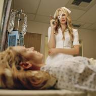 Zabijáci kostel opustí v domnění, že zahynula i hrdinka, jež byla v pokročilém stadiu těhotenství. Na snímku jsou Uma Thurman jako Nevěsta a Daryl Hannah v roli Elle Driver.