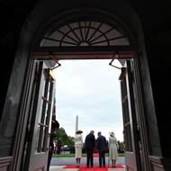 Kabinet britského premiéra Keira Starmera si od návštěvy slibuje, že se králi podaří vztahy zlepšit. Trump je totiž známý náklonností ke královské rodině. Zároveň se ale Londýn podle informací deníku The Guardian obával, že ani to by nemuselo pomoct.