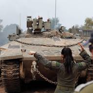 Boje mezi Izraelem a Hizballáhem se rozhořely 2. března, kdy proíránské hnutí pálilo na židovský stát v reakci na zabití íránského nejvyššího vůdce Alího Chameneího. (Izraelské obrněné vojenské vozidlo nedaleko hranice, 15. dubna 2026.)