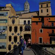 Letecké společnosti zvyšují kapacitu a podle oficiální turistické agentury Turespaña je v dubnu k dispozici o téměř 6 % více sedadel než před rokem, přičemž nejvýraznější nárůst zaznamenaly lety ze Spojených států a Velké Británie.

(Most ve španělské Gironě, 6. dubna.)