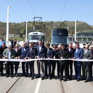 Symbolicky v jeho středu otevřeli Dvorecký most představitelé města a městských částí.