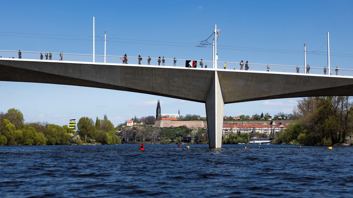 Dojem z Dvoreckého mostu kazí nevzhledná dřevotříska, upevňuje značku pro lodě
