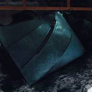 Kabelka z kůže Tyrannosaura rexe od The Organoid Company a Lab-Grown Leather Ltd.