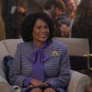 Nia Long jako zpěvákova matka Katherine.