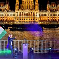 Péter Magyar a jeho strana Tisza má nakročeno k zisku ústavní většiny. „Osvobodili jsme Maďarsko. Vzali jsme si zpátky vlast,“ prohlásil Magyar ve vítězném projevu a poděkoval voličům. „Naše vítězství není vidět z Měsíce, ale ze všech maďarských oken,“ dodal.