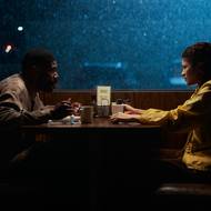 Colman Domingo jako Ali Muhammed a Zendaya v roli Rue.