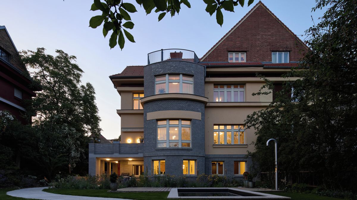 Zanedbaná vila ze 30. let po noblesní obnově. Místo jednoho bytu jsou v ní tři