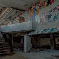 Uvnitř budov zůstaly věci tak, jak je zde obyvatelé zanechali. (Palác kultury v Pripjati, 26. března 2026.)