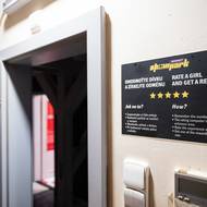 Zákazníci mohli u recepci zadat hodnocení pracovnic.