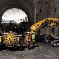 ...zde přestupní chodba detailněji. Ve výšce zhruba čtyři metry nad stropem je současný traťový tunel linky C, kde jezdí vlaky mezi stanicemi Pankrác a Budějovická. 