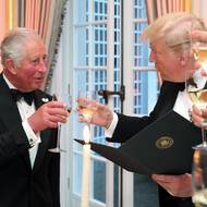 O Trumpovi se říká, že je dlouhodobě fascinovaný britskou královskou rodinou. Ve své knize The Art of the Deal (Umění udělat dohodu) americký prezident vzpomíná, jak jeho matka Mary Trumpová v televizi užasle sledovala korunovaci královny Alžběty II.: „Byla prostě okouzlena tou pompou a okázalostí, celou tou myšlenkou královské rodiny a lesku.“ (Princ Charles – dnes už král Karel III. – a Donald Trump během slavnostní večeře v oficiální rezidenci amerického velvyslance v Londýně Winfield House, 4. června 2019).