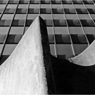 Neobvyklý pohled na fasádu Chemapolu přes plastiku Věry Janouškové v atriu. Její autor Hugo Vítámvás se po odchodu z Chemapolu prosadil jako fotograf.