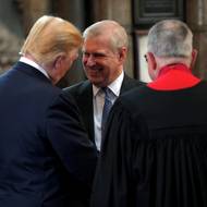 Andrewa vztahy s Epsteinem stály místo v oficiální královské rodině i jeho tituly, dokonce ho nakrátko zatkla britská policie. Trump v tomto případě nikdy nebyl stíhaný, ale jeho současná administrativa musí pravidelně odrážet podezření, že se snaží zatajovat informace o vztahu prezidenta s Epsteinem.