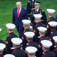 Při příchodu královského páru na jižní trávník Bílého domu zaznělo 21 slavnostních salv z děla.