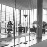 Přízemí památníku po nové úpravě v dubnu 1934 – oddíl osobních památek na Tomáše Baťu. Pohyb návštěvníků expozicí ve 30. letech měl připomínat pohyb výrobků na běžícím pásu v továrně.