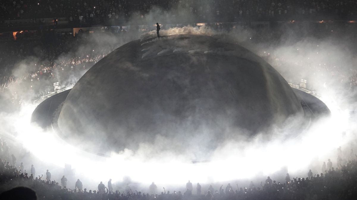 Kanye West se vrátil na pódia. Zpěvačka čelí kritice za to, že se přidala