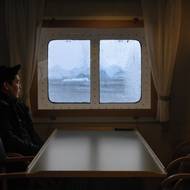 Trajekt byl dlouhou dobu jediným dopravním prostředkem v Grónsku. Díky všudypřítomné vůni linolea působí loď, jako by uvázla v roce 1992, kdy byla postavena. (Snímek jídelny, 15. března.)