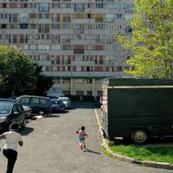 Francouzský integrační systém vyžaduje, aby se migranti kulturně asimilovali, ale některé předsudky v zemi přetrvávají. Někteří imigranti pak mají rozporuplné pocity, jsou zároveň vyloučení a zároveň cítí sounáležitost.

(Sídliště Chêne Pointu, kde v roce 2005 vypukly nepokoje po smrti Zyeda Benny a Bouny Traorého. Dva teenageři maghrebského a západoafrického původu zemřeli na následky úrazu elektrickým proudem při útěku před policií. Clichy-sous-Bois, Francie, 16. dubna 2022.)