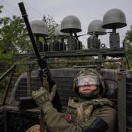 Dalším oceněným fotografem v kategorii Příběhy se stal David Guttenfelder, který pro The New York Times nafotil „portrét“ války na Ukrajině.  

(Voják z ukrajinské 93. brigády vyhlíží ruské drony, 19. června v Kosťantynivce.)