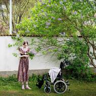 Engla Louise trpí od deseti let těžkou formou mentální anorexie. Ve 46 letech váží méně než 25 kilogramů a od roku 2019 je krmena sondou. 

(Engla Louise sbírá šeříky v parku Linköpingského zahradnického spolku vedle svého domu. Je pro ni důležité být obklopena krásou. Linköping, Švédsko, 14. května 2025.)