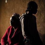 Poslední oceněný snímek je od Kanaďanky Kiany Hayeri (The New York Times). Desítky tisíc Keňanek odcházejí do Saúdské Arábie za prací v domácnosti. Mnohé čekají kruté podmínky, včetně zabavení pasů a zadržování mezd. Edith Magomere Ingasiani musela skrývat své těhotenství, jinak by jako svobodná riskovala zatčení. V lednu 2016 bez pomoci porodila dceru Blessings a roky ji vychovávala v utajení. Když se pokusila vrátit domů do Keni, absence dceřina rodného listu je uvěznila v byrokratickém limbu. Předloni se konečně dokázaly vrátit. „Domov je vždycky odpověď. Trvalo osm let, než jsme se tam dostaly.“ (Edith s devítiletou dcerou Blessings ve svém domě v keňském okrese Vihiga, 30. srpna 2025.)