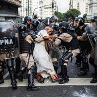 Tadeo Bourbon (Revista Mu) zachytil protest důchodců proti zmrazení důchodů a škrtům v základní zdravotní péči. Na snímku se k demonstraci, která trvala zhruba týden, připojili i členové duchovního hnutí „Opción por los Pobres“ (Volba pro chudé). (Buenos Aires, Argentina, 14. května )
