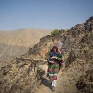 Zahira se vrací z návštěvy těhotné ženy, která se obává, že bude muset rodit bez porodní asistentky. Dahan-e-Tokhomak, provincie Dájkundí, Afghánistán, 24. července 2025.