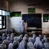 Žákyně během výuky ve škole, na kterou 21. prosince 2012 zaútočilo radikální hnutí Tálibán v rámci kampaně zaměřené na to, aby dívkám znemožnil přístup ke vzdělání. Swabi, Khyber Pakhtunkhwa, Pákistán, 4. června 2013.