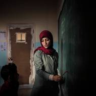 Mladý syrský uprchlík během výuky na předměstí Arsalu. Omezené zdroje, problémy s pobytem a pracovní omezení rodičů brání mnoha dětem uprchlíků v přístupu ke vzdělání. Libanon, 31. října 2017.