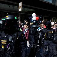 Pochod pro život na jedné straně policejní barikády…