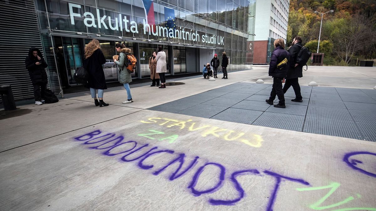 Učí sabotáže, zlobil se Macinka. Fakulta pak doktoranda suspendovala