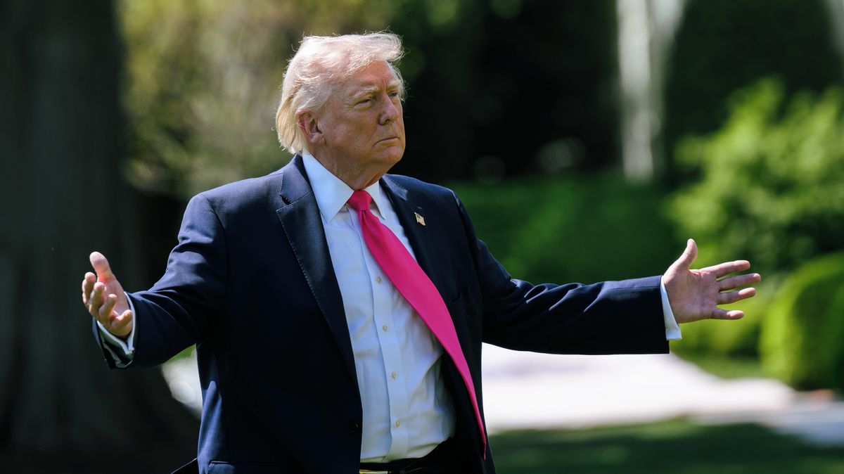 Trump nařídil námořnictvu střílet na lodě, které rozmisťují miny v Hormuzu