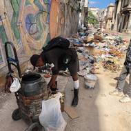 Kubánec Adán se svým kolegou dokážou naplnit sud s vyhozenými potravinami zhruba za osm hodin. Vydělají si za tu dobu zhruba 30 korun.