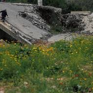 Domů se ale vrátí, až bude mít jistotu, že klid zbraní bude trvalý. (Most ve městě Zrarieh v Libanonu, 19. dubna.)