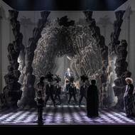 Podle režiséra Händel bravurně přeskakuje mezi různými polohami vyprávění. Vedle vypjatých dramatických scén staví situace s komickým potenciálem, k politickému thrilleru přidá rodinné drama, po procítěné milostné scéně přijde „číslo“, které má energii popového koncertu, popisuje Glaser. 