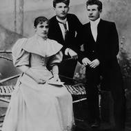 Tomáš Baťa (uprostřed), jeho sestra Anna a bratr Antonín. Sourozenci založili v roce 1894 obuvnickou firmu ve Zlíně. 