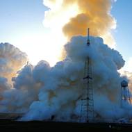 Cesta k samotnému Měsíci potrvá asi čtyři dny. Během nich budou astronauti provádět různé nácviky nouzových situací, například reakci na sluneční bouři, píše britská stanice BBC. Při návratu na Zemi loď Orion vstoupí ve vysoké rychlosti do atmosféry, následovat bude zpomalení s pomocí padáků a pád do Tichého oceánu. Tam už budou čekat lodě amerického námořnictva, aby posádku i kosmickou loď vyzvedly.

(Kouř po startu mise Artemis II na floridském mysu Canaveral, 1. dubna).