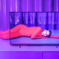 Podle něj nejde „jen“ o fašismus a stoupající hladiny oceánů, ale o popis ztráty citlivosti jak vůči jiným bytostem, tak vůči hrozbám.