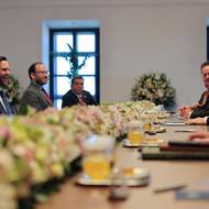 Orbán řekl, že po zvolení Trumpa nastal zlatý věk ve vzájemných vztazích. Potvrdil, že v Vancem hovořil také o válce na Ukrajině. Už tak napjaté vztahy mezi Maďarskem a Ukrajinou, která se už přes čtyři roky brání ruské agresi, se v poslední době ještě vyhrotily.