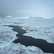 „Zrušili mi let helikoptérou, tak jsem musel jet lodí,“ řekl šedesátiletý rozhodčí, který mířil do Ilulissatu na fotbalový turnaj.