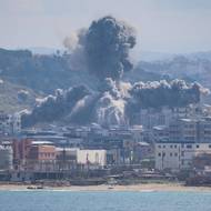 Izraelská armáda provedla ve středu ráno několik úderů v jižním Libanonu, informovala libanonská tisková agentura NNA. Podle tamního ministerstva zdravotnictví jen ve městě Sidon na jihu země zemřelo osm lidí.

(Z výbuchu v čtvrti Abbasiyeh po izraelském útoku stoupá kouř, 8. dubna v Libanonu.)