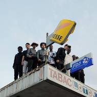 V kategorii Dlouhodobý projekt získal ocenění William Keo (La Bibliothèque Nationale de France a časopis Die Zeit).

(Mladí muži se shromáždili na střeše v Briques Rouges, jednom z největších komplexů sociálního bydlení, 21. července 2023 ve francouzském Verneuil-sur-Seine.)