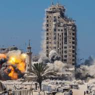 Poslední oceněný příběh pochází od Sahera Alghorra, který v Gaze pracuje pro americký deník The New York Times.

(Věž Mushtaha se zřítila při vojenském útoku. Stála u stovek provizorních stanů, v nichž našli útočiště vysídlení Palestinci. Pásmo Gazy, 5. září 2025.)